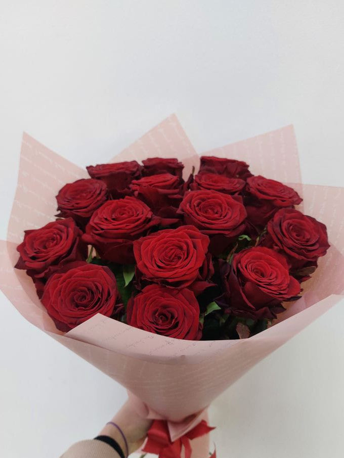 " a bouquet of 20 red roses "