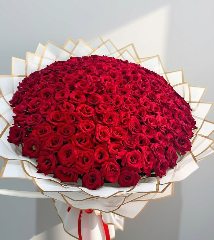 A BOUQUET DE 200 ROSES ROUGES