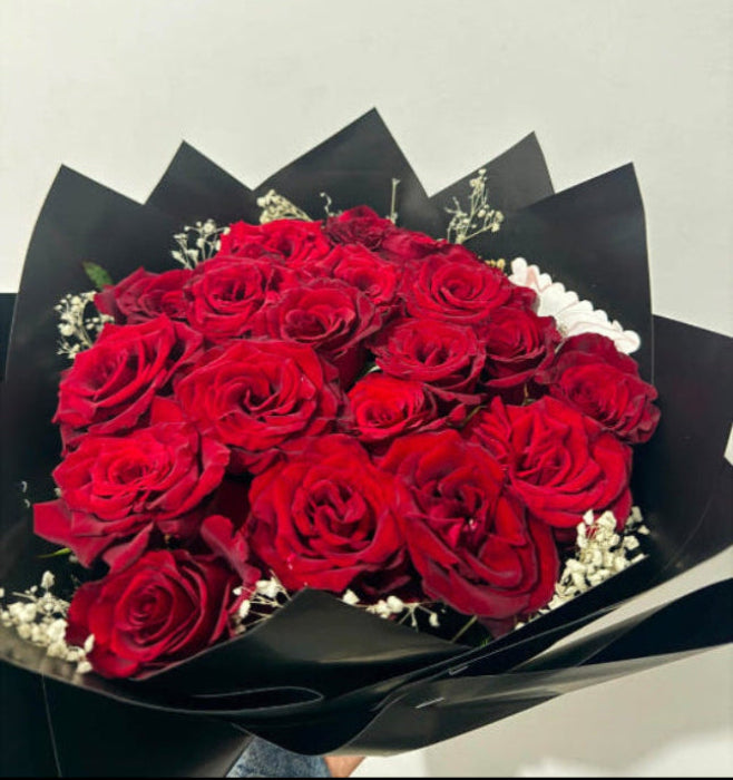 un joli bouquet de 25 roses rouges joliment emballées